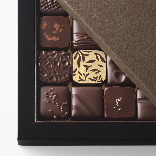 Chocolatree-feuille-relief-sur-bonbon-chocolat